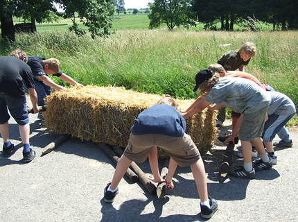Games with hay bales
