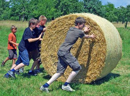 Station games: bale of straw race